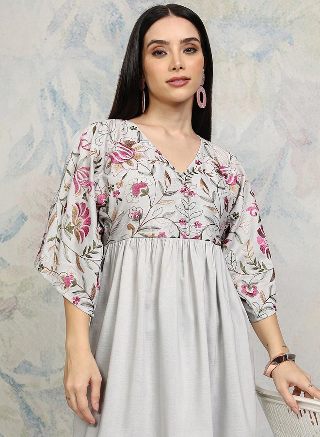 فيشود فستان نسائي مطبوع بالزهور باللون الرمادي - Image 1