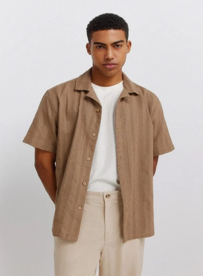 1% cotton jacquard regular fit short sleeve bowling collar coconut button shirt