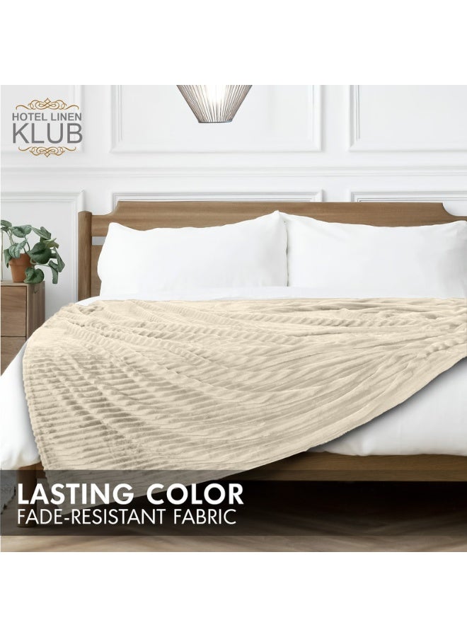 Hotel Linen Klub بطانية ميكروفليس فائقة النعومة مفردة (150x200 سم) – بطانية خفيفة الوزن 300GSM بنمط خطوط، دافئة وقابلة للتنفس للاستخدام على مدار السنة، بيج - Image 5