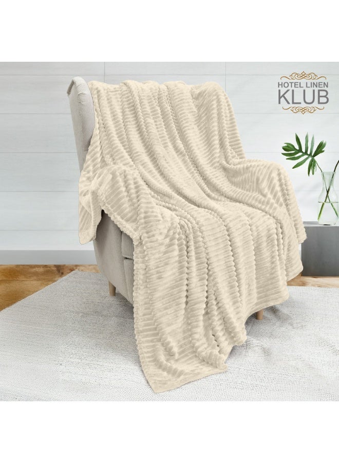 Hotel Linen Klub بطانية ميكروفليس فائقة النعومة مفردة (150x200 سم) – بطانية خفيفة الوزن 300GSM بنمط خطوط، دافئة وقابلة للتنفس للاستخدام على مدار السنة، بيج - Image 3