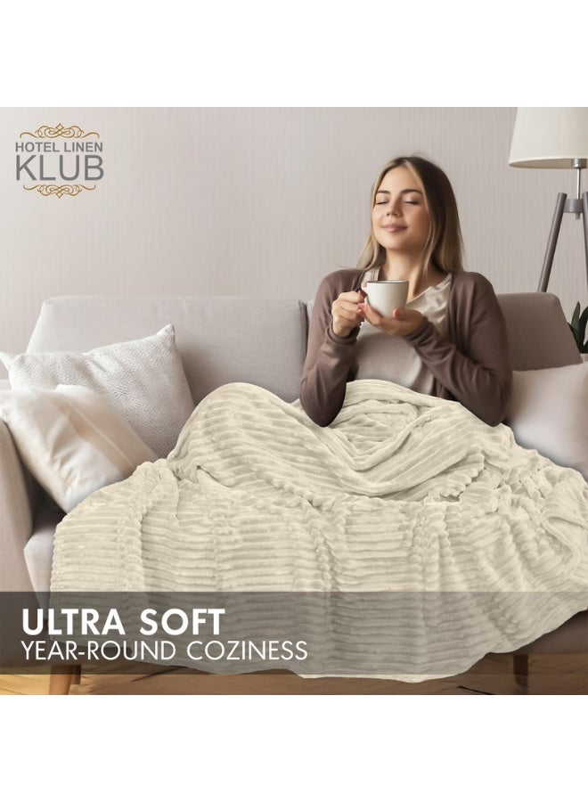 Hotel Linen Klub بطانية ميكروفليس فائقة النعومة مفردة (150x200 سم) – بطانية خفيفة الوزن 300GSM بنمط خطوط، دافئة وقابلة للتنفس للاستخدام على مدار السنة، بيج - Image 4