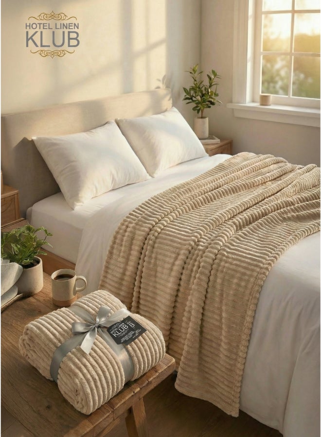 Hotel Linen Klub بطانية ميكروفليس فائقة النعومة مفردة (150x200 سم) – بطانية خفيفة الوزن 300GSM بنمط خطوط، دافئة وقابلة للتنفس للاستخدام على مدار السنة، بيج - Image 4