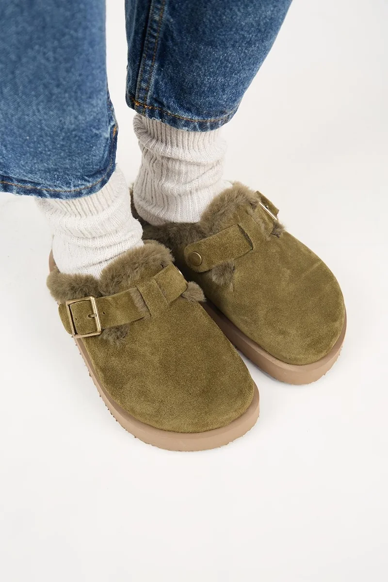 Manijero Manijero (Zeta 2 Fur-Lined Platform) Women's Genuine Leather Buckled Clogs in Khaki