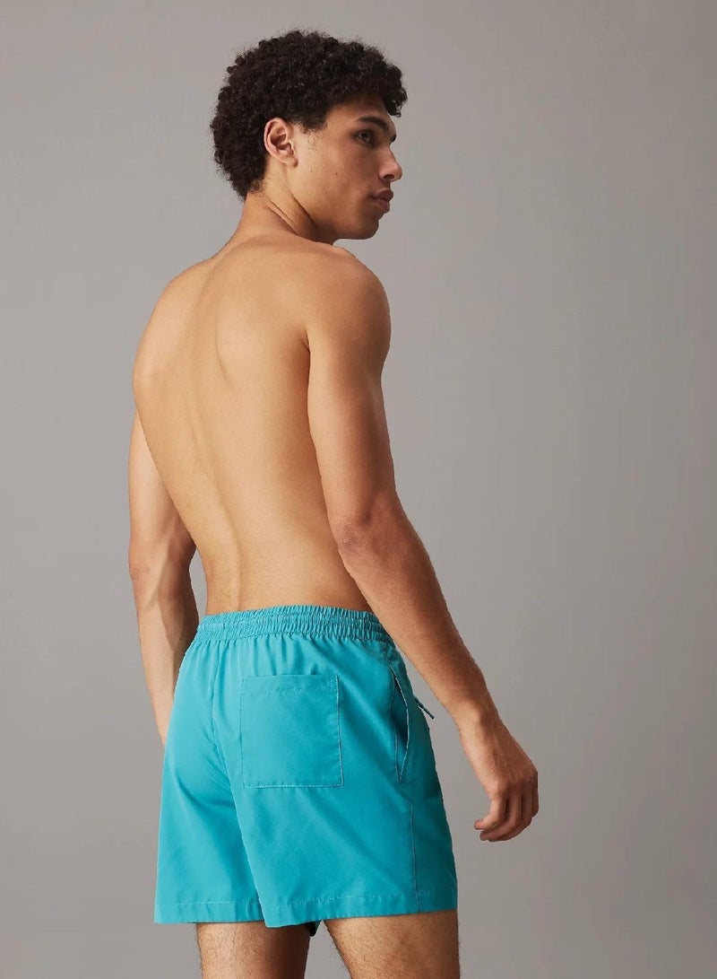 كالفن كلاين شورت سباحة متوسط برباط وشعار - Image 2