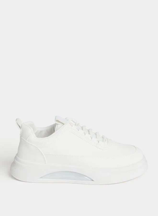 ستايلي صنادل بحزام متقاطع وتفاصيل مشبك معدني