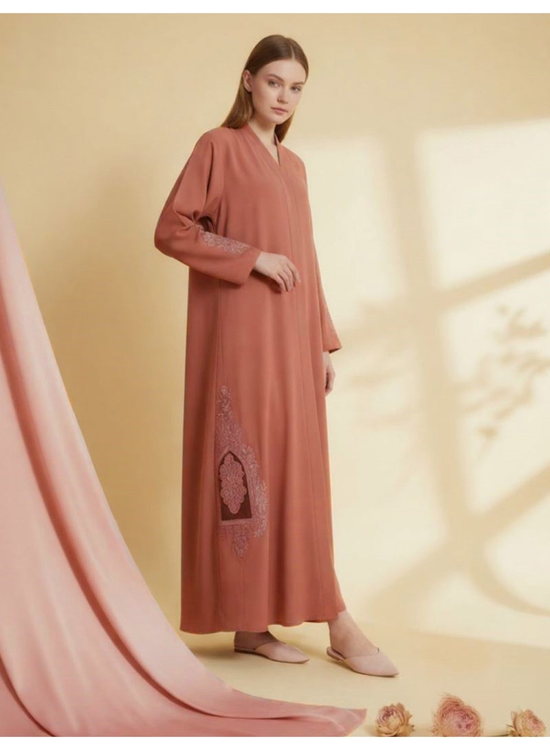 عباية نسائية أنيقة مفتوحة من الأمام مطرزة باللون الخوخي مع غطاء رأس متناسق، طقم عباية بأكمام مطرزة من قماش جورجيت رخامي فاخر، ملابس عربية تقليدية متواضعة بطول كامل وأزرار للأسفل - Image 2