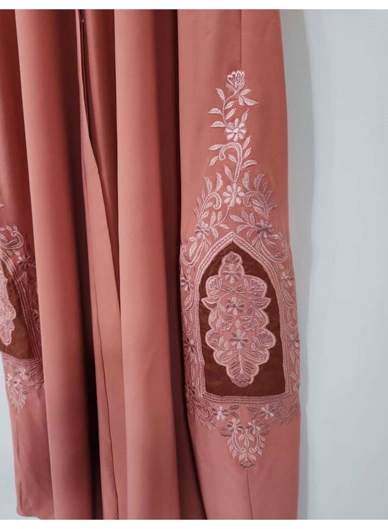 عباية نسائية أنيقة مفتوحة من الأمام مطرزة باللون الخوخي مع غطاء رأس متناسق، طقم عباية بأكمام مطرزة من قماش جورجيت رخامي فاخر، ملابس عربية تقليدية متواضعة بطول كامل وأزرار للأسفل - Image 3