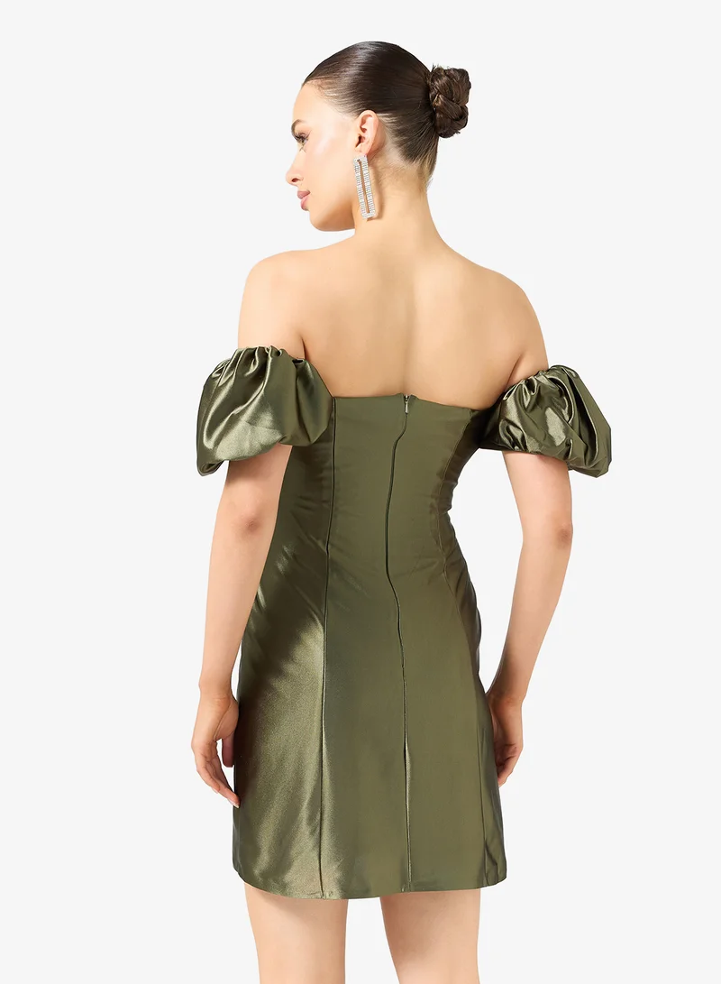 رينيه فستان قصير ضيق بأكمام منفوشة وكتف مكشوف