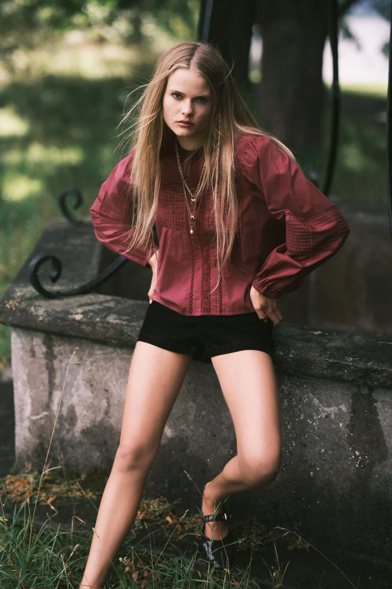 اتش اند ام بلوزة قطنية مزيّنة بتطريزات