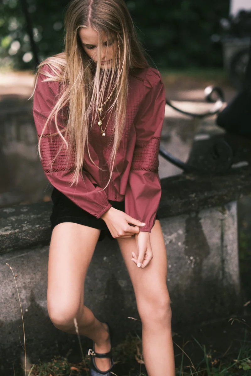 اتش اند ام بلوزة قطنية مزيّنة بتطريزات