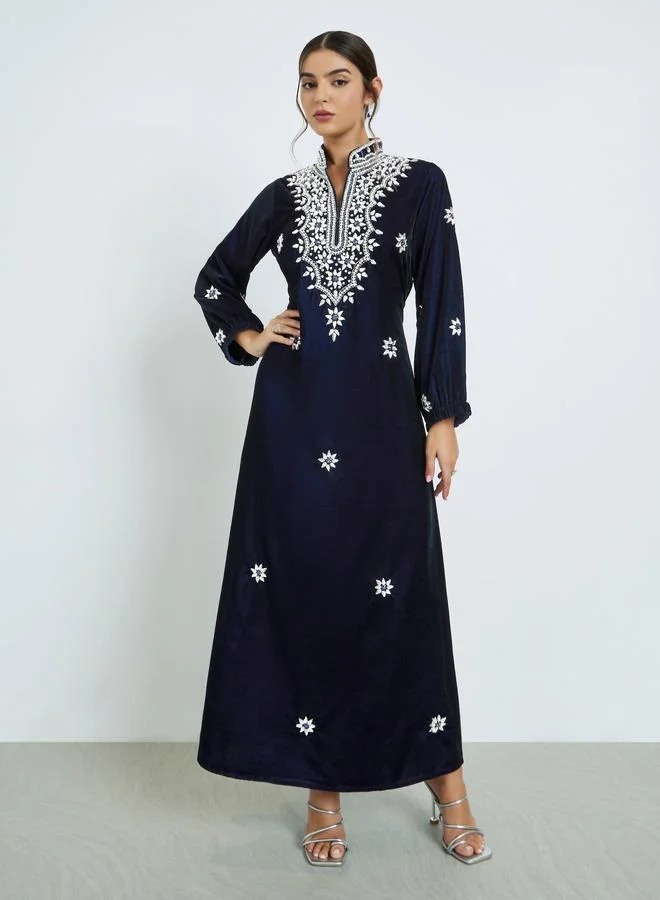 مكسيم كريشن جلابية مخملية فاخرة بتطريز فضي وأحجار