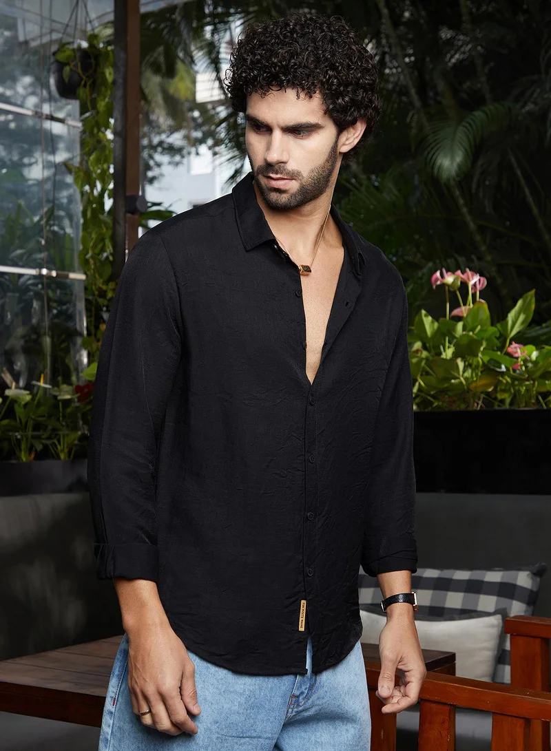 كامبوس سوترا قميص رجالي أسود أونيكس مريح مجعد للارتداء الكاجوال بياقة واسعة وأكمام طويلة بأزرار