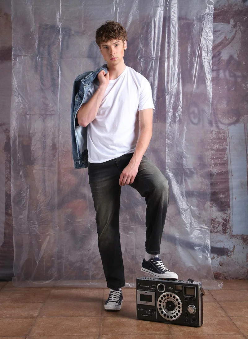 Men Comfort Straight Tappered Fit Light Fade Mid-Rise Jeans