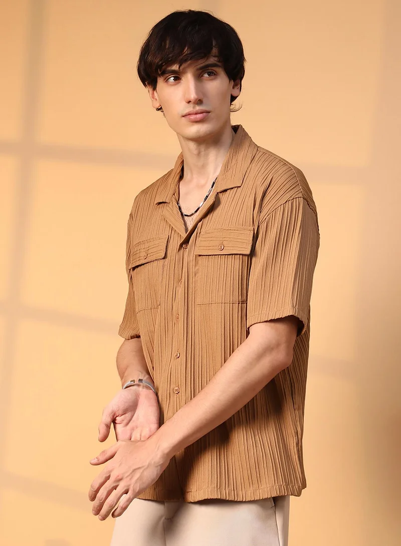 Campus Sutra Campus Sutra Men's Camel Brown Tactile-Lined Oversized Shirt For Casual Wear | Cuban Collar | Short Sleeve | Button Closure | Oversized Shirt Crafted With Comfort Fit For Everyday Wear