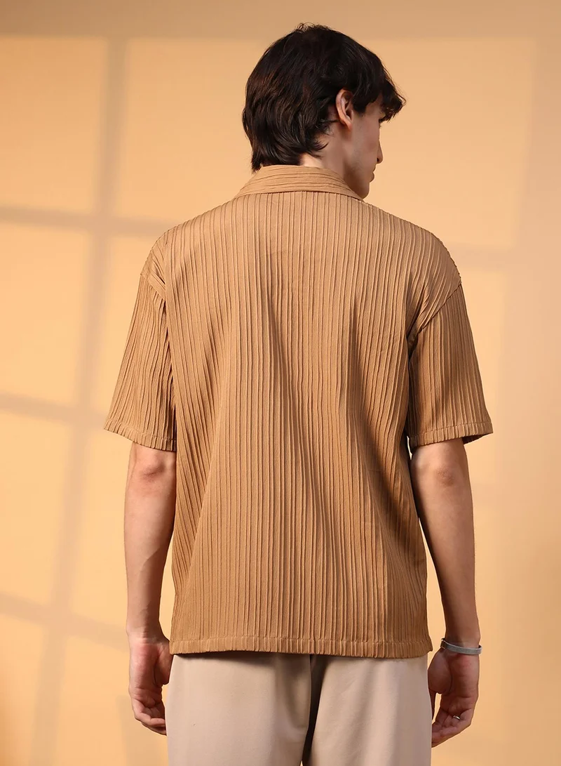 Campus Sutra Campus Sutra Men's Camel Brown Tactile-Lined Oversized Shirt For Casual Wear | Cuban Collar | Short Sleeve | Button Closure | Oversized Shirt Crafted With Comfort Fit For Everyday Wear