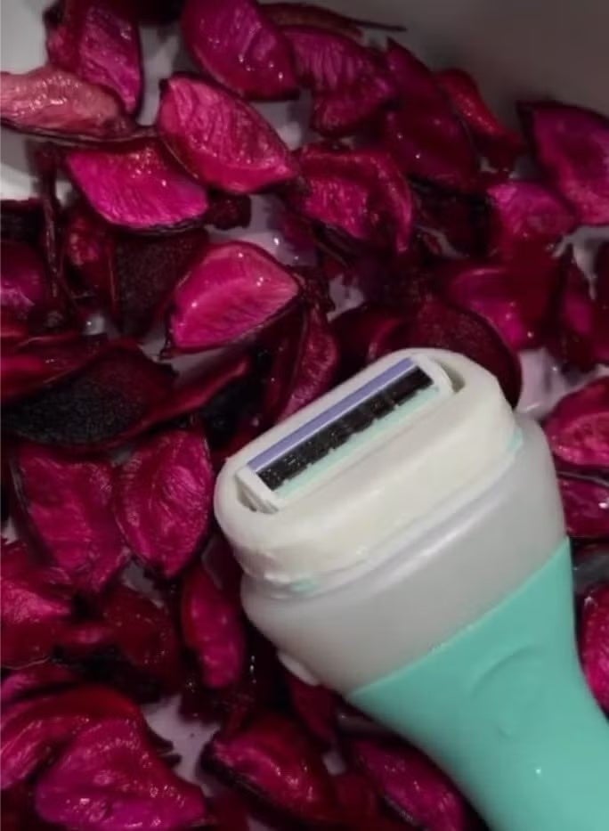 Schick Intuition Sensitive Care Razor for Women with 2 Moisturizing Replaceable Blades - Image 3