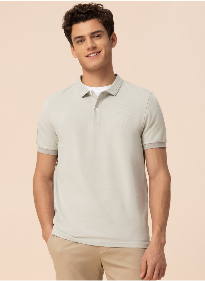 GIORDANO Men's Tapered Embroidery 3D Lion Polo  - Image 1
