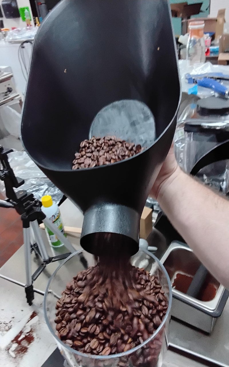 راتلوير مغرفة قهوة راتلوير بمقياس كيلو بين للعرض على المنضدة والخزانة - مغرفة متعددة الاستخدامات لأدوات الإسبريسو - تصميم مسطح مع قمع - مادة بلاستيكية عالية الكثافة (أسود) - Image 2