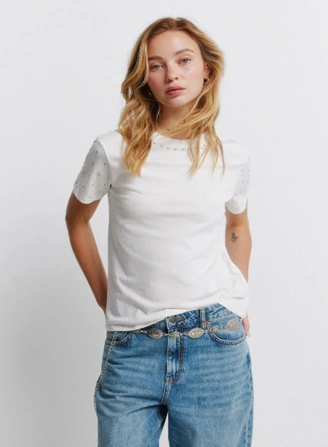 Sustainable cotton round neck straight fit short sleeve T-shirt with studs on the neck and sleeves