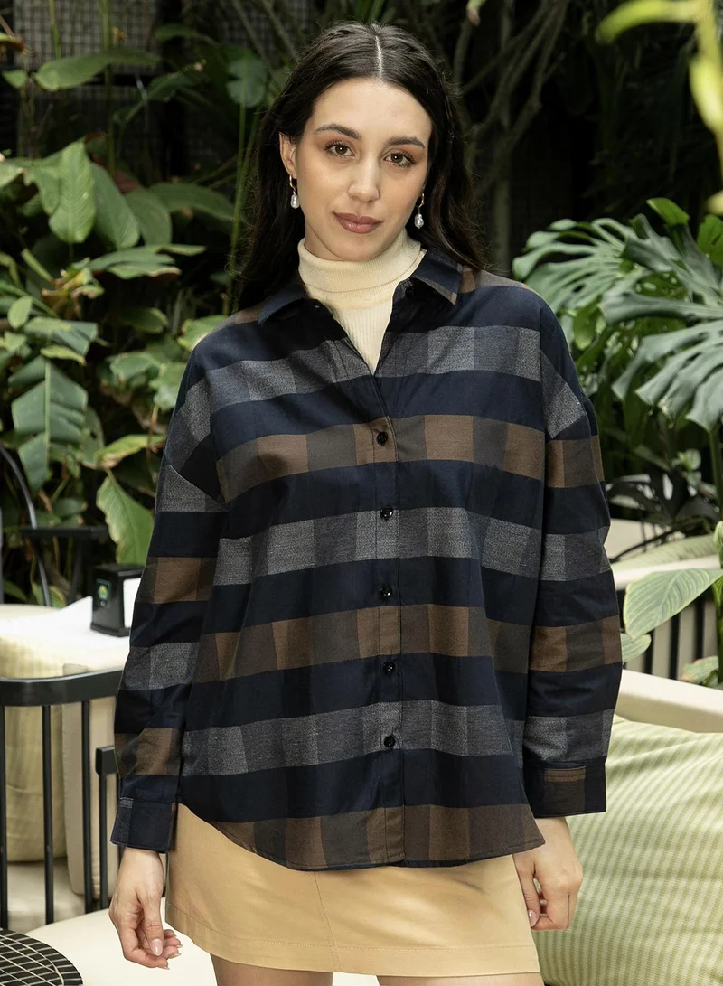 بينيا كولادا قميص نسائي كبير كاروهات جاكار بياقة عريضة وأكمام طويلة بأزرار، لون بني موكا ورمادي قمري