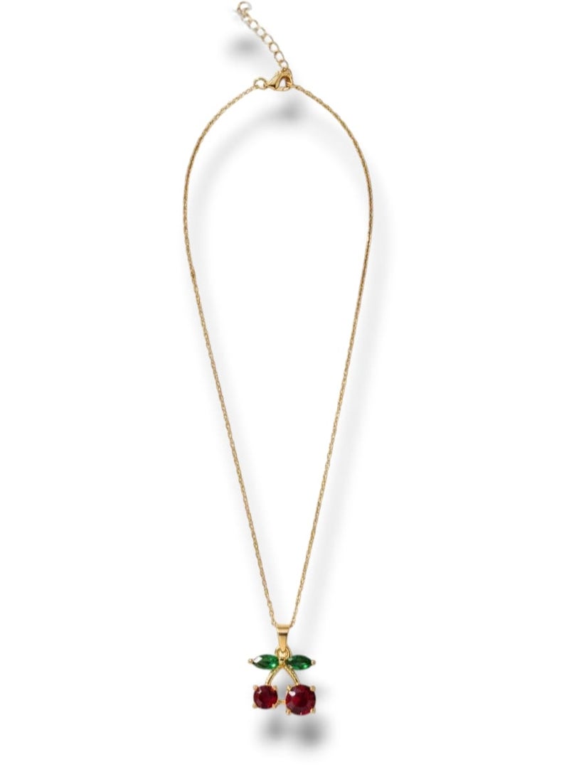 كوليه رقيق بسلسلة مطلية باللون الذهبي ، بتعليقة حبتي كرز بلون أحمر لامع . مع ورقتين مرصعتين باللون الأخضر - قابلة للتعديل لتناسب طولكِ المفضل. - Image 1