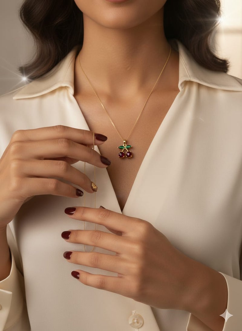 كوليه رقيق بسلسلة مطلية باللون الذهبي ، بتعليقة حبتي كرز بلون أحمر لامع . مع ورقتين مرصعتين باللون الأخضر - قابلة للتعديل لتناسب طولكِ المفضل. - Image 4