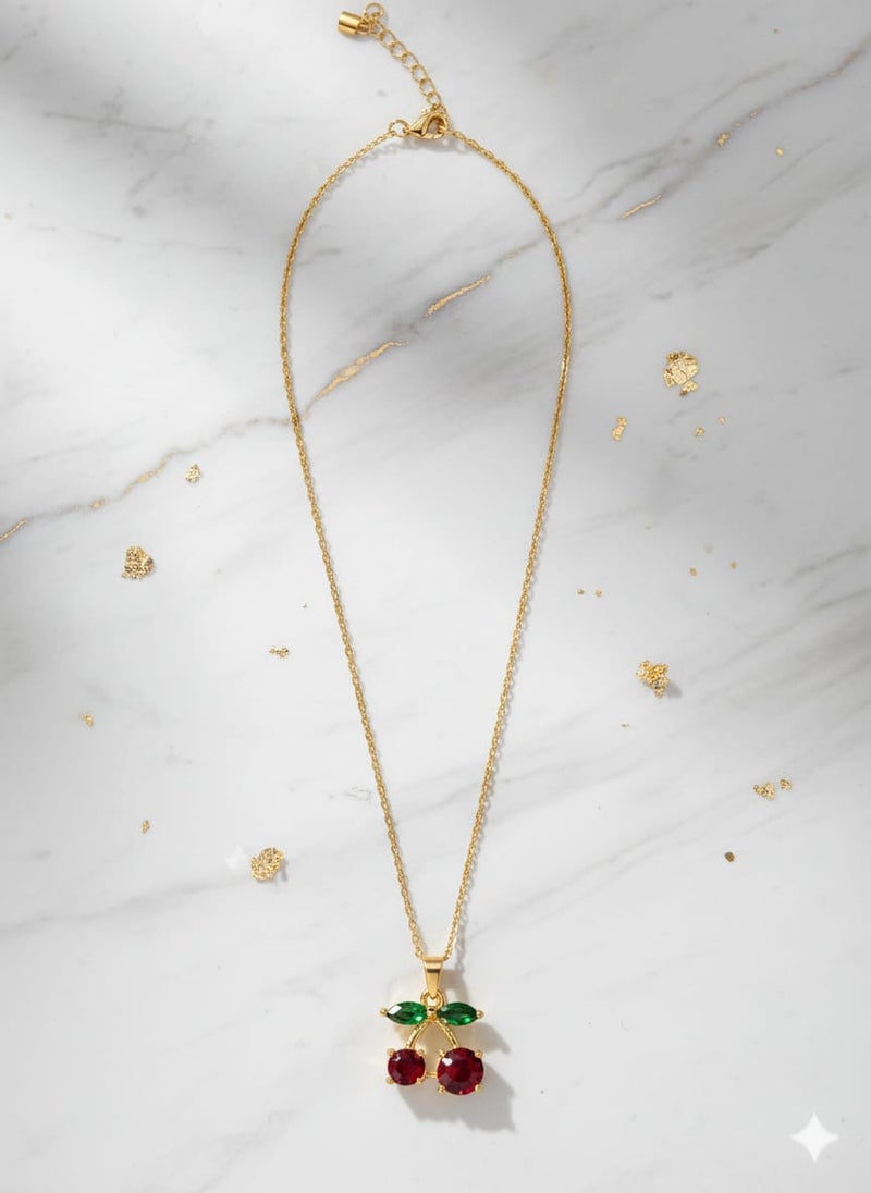 كوليه رقيق بسلسلة مطلية باللون الذهبي ، بتعليقة حبتي كرز بلون أحمر لامع . مع ورقتين مرصعتين باللون الأخضر - قابلة للتعديل لتناسب طولكِ المفضل. - Image 5
