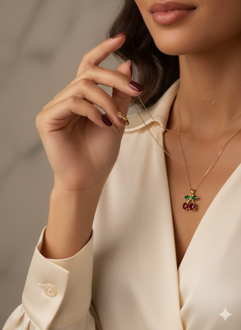 كوليه رقيق بسلسلة مطلية باللون الذهبي ، بتعليقة حبتي كرز بلون أحمر لامع . مع ورقتين مرصعتين باللون الأخضر - قابلة للتعديل لتناسب طولكِ المفضل. - Image 3