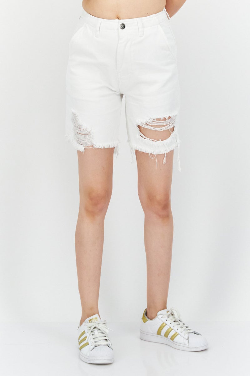 Earnest Sewn شورتات جينز ممزقة للنساء، أبيض - Image 1