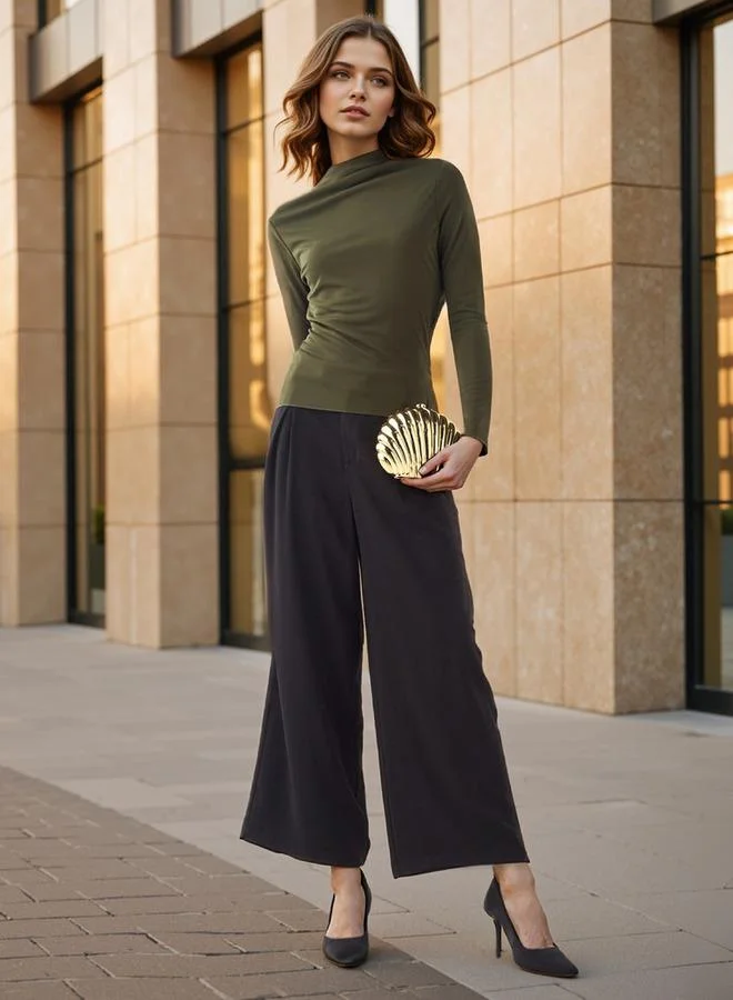 ايكونيك توب أيقوني بياقة كول وأكمام طويلة