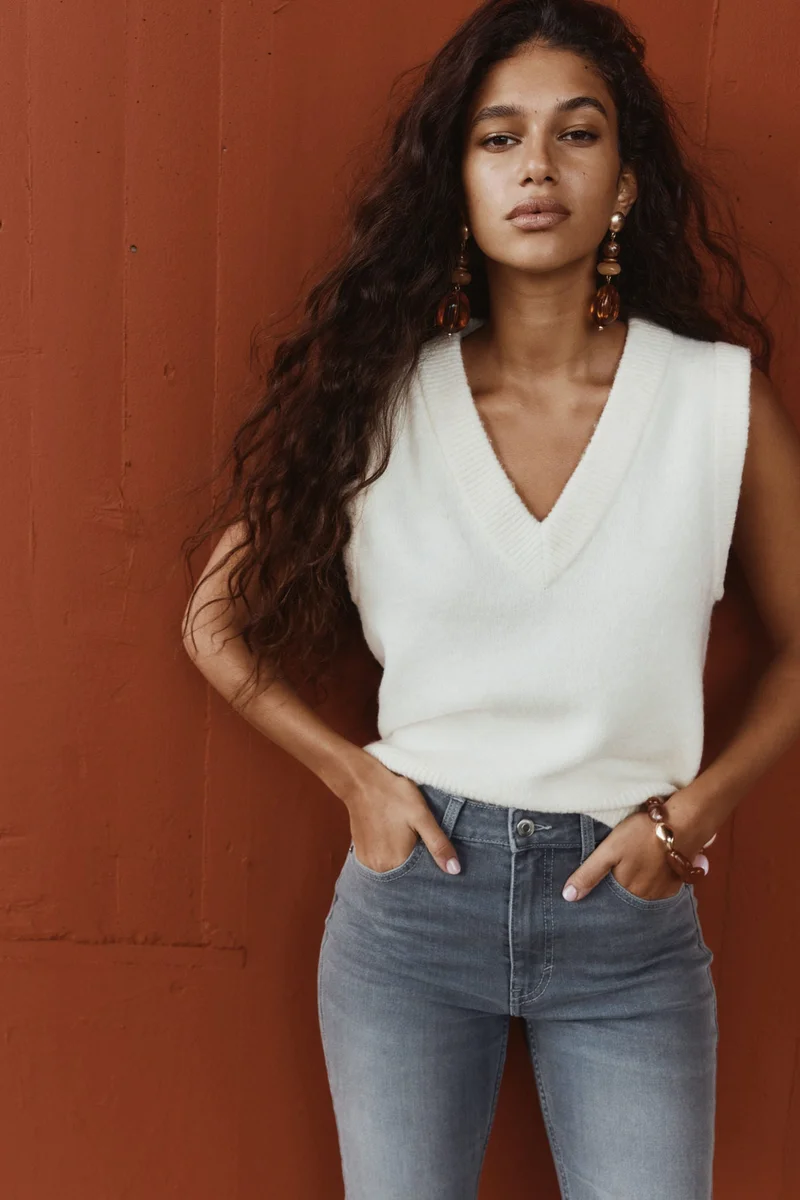 اتش اند ام جينز بقصة حافة واسعة وخصر عالي