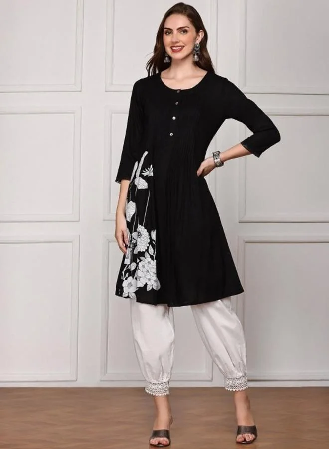 آي شين Women's Black Rayon Printed Tunic Straight Fit Kurta