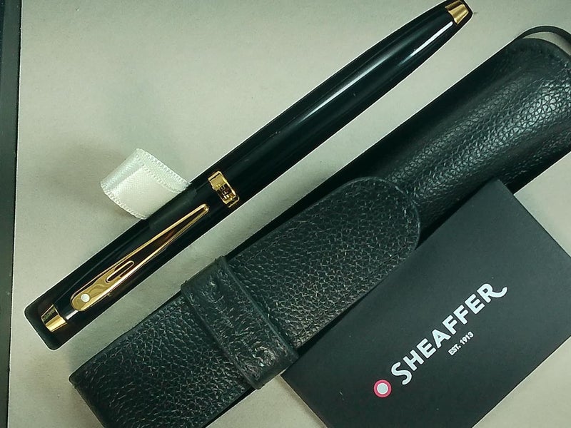 SHEAFFER Sheaffer 100 Black Lacquer with Signature gold mid band and Gold plated Appointments Rollerball pen and Pouch  - Image 4