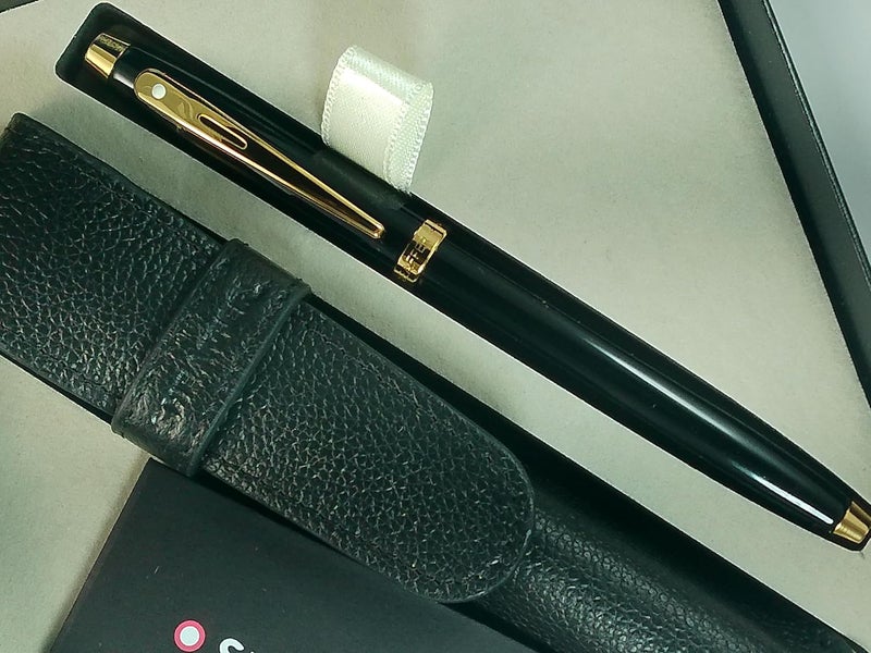 SHEAFFER Sheaffer 100 Black Lacquer with Signature gold mid band and Gold plated Appointments Rollerball pen and Pouch  - Image 3