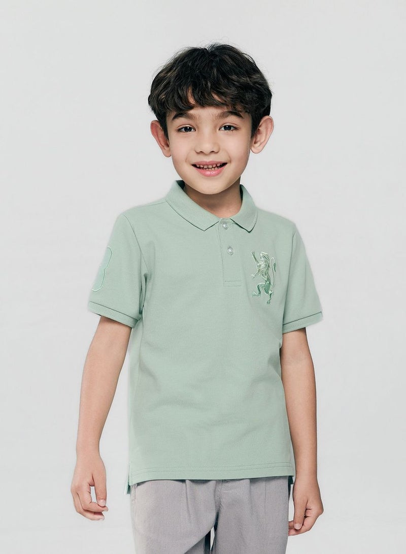 GIORDANO تي شيرت بولو قطن مزين بأسد للأطفال بقصة ضيقة - Image 1