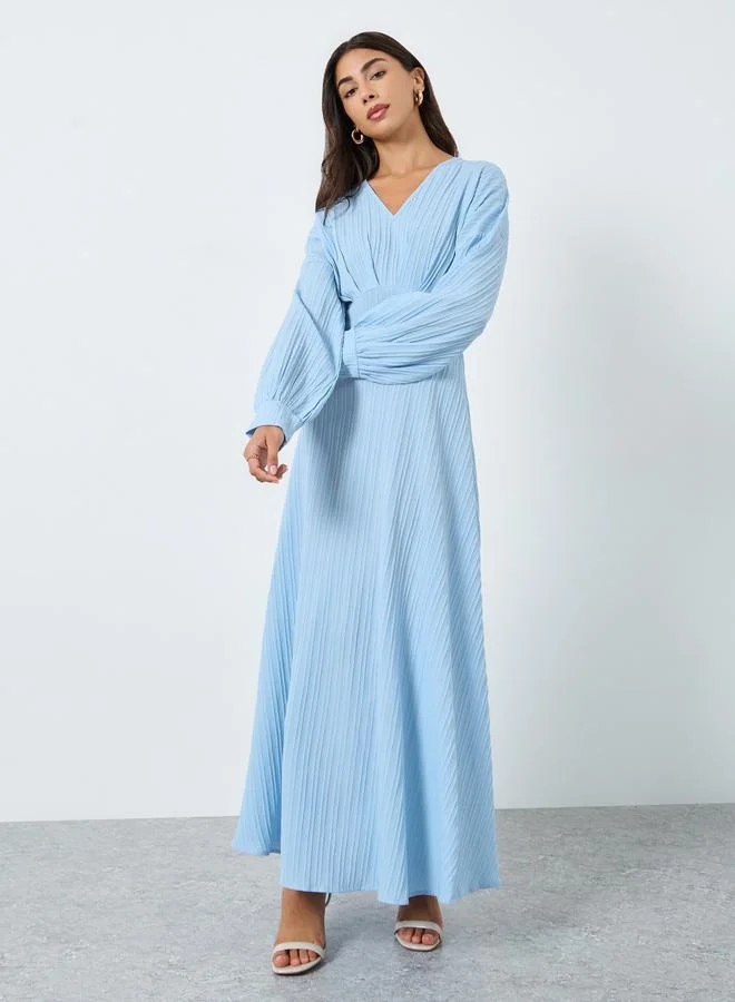 ستايلي فستان طويل أزرق بنقشة بارزة وتفاصيل مطوية