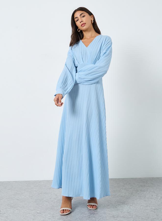 ستايلي فستان طويل أزرق بنقشة بارزة وتفاصيل مطوية - Image 2