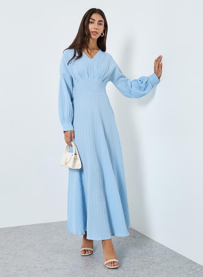 ستايلي فستان طويل أزرق بنقشة بارزة وتفاصيل مطوية - Image 1