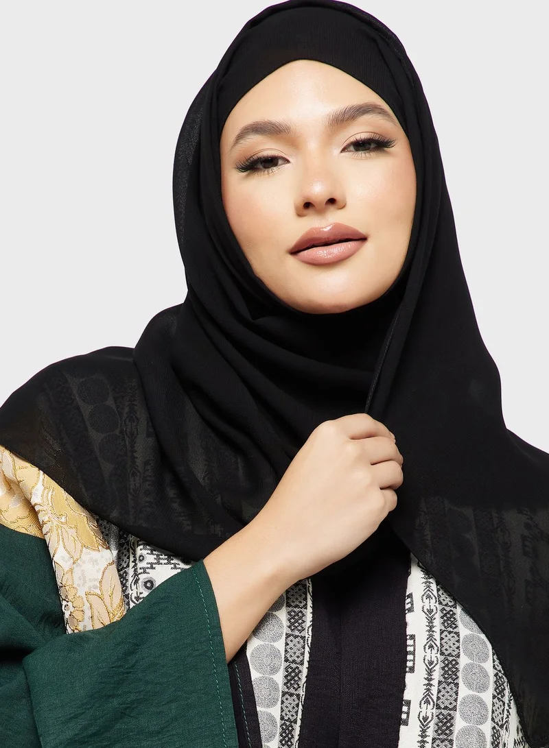 خزانة عباية بنمط كتل الألوان