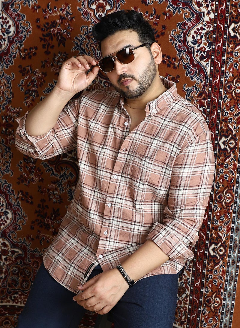 انستافاب بلس قميص رجالي مقاس بلس بلون بني جملي بنقشة مربعات ملموسة بياقة واسعة وأكمام طويلة بأزرار للإغلاق - Image 1