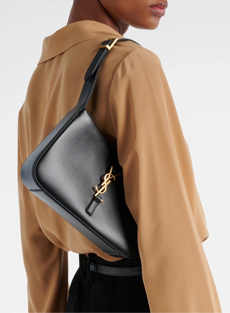 ایو سن لوران سان لوران لو ٥ à ٧ حقيبة هوبو نسائية من الجلد، حقيبة كتف ويد بشعار YSL  - Image 4