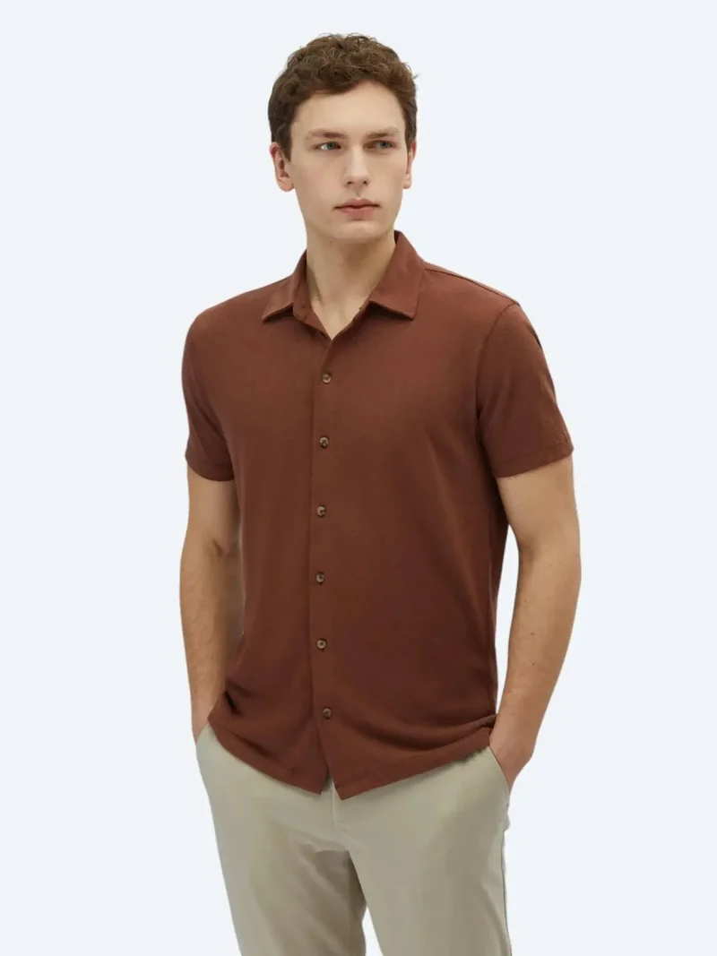 كيب قميص بني سادة بقصة عادية من مزيج القطن المحبوك