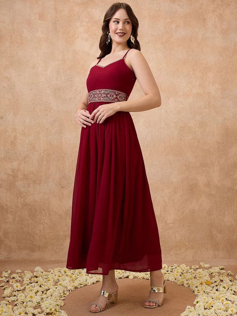 جلو باص فستان ماكسي نسائي مطرز بحمالات مكشوفة الأكتاف بياقة على شكل قلب ورباط وتنورة متدرجة