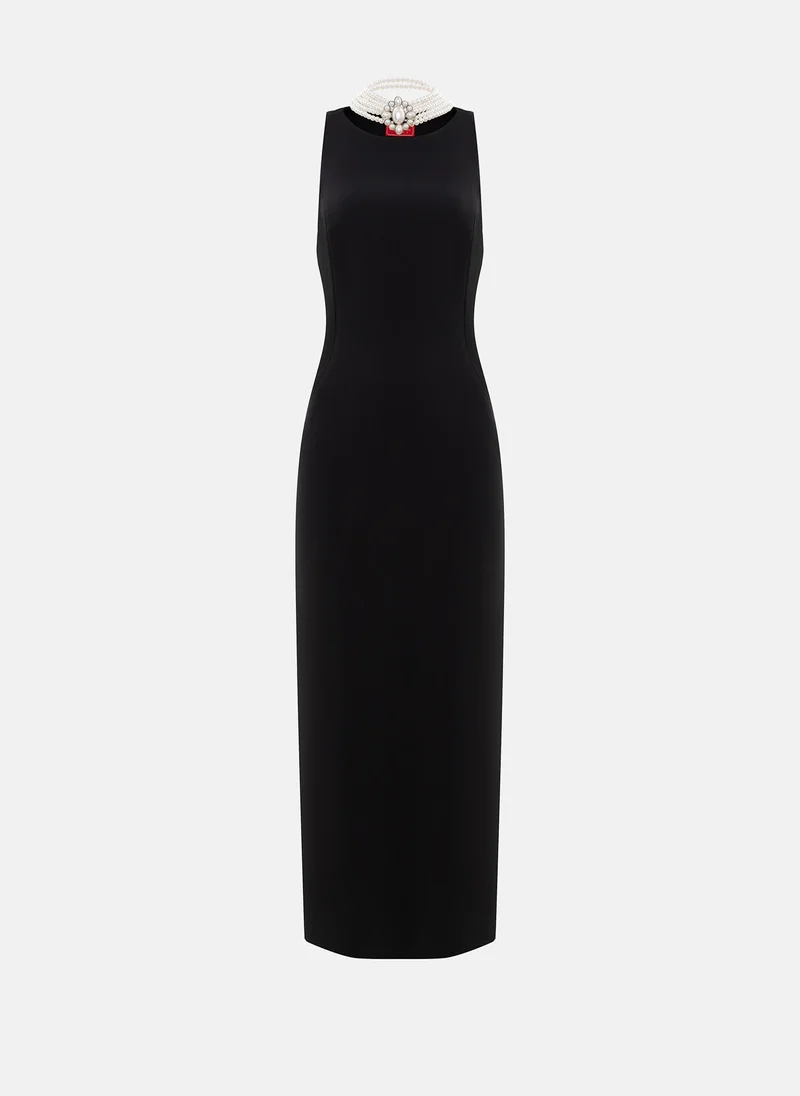 Lichi Maxi dress with cut-outs on the back and pearl necklace