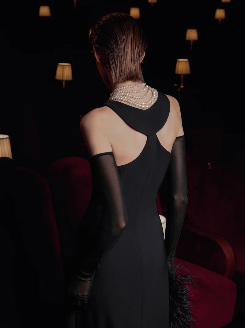 Maxi dress with cut-outs on the back and pearl necklace