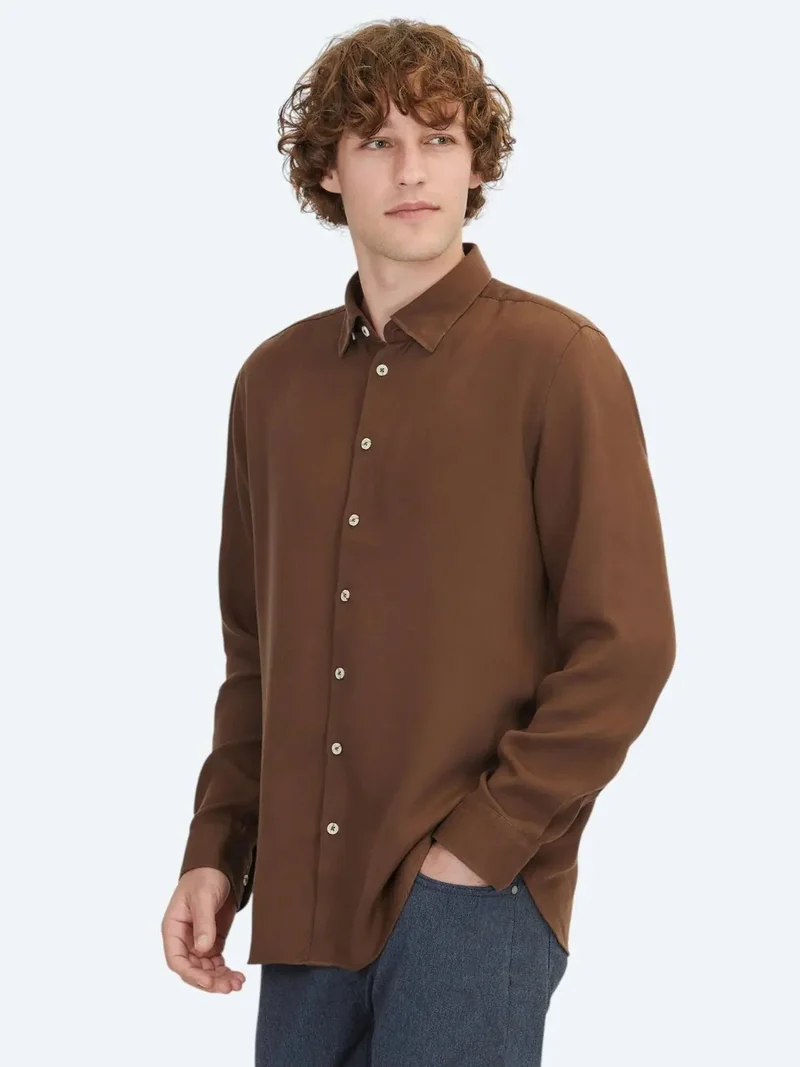 كيب قميص بني بقصة عادية من قماش منسوج، مناسب للإطلالات الكاجوال
