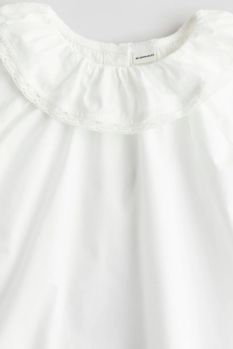 اتش اند ام بلوزة قطنية بياقة مكشكشة