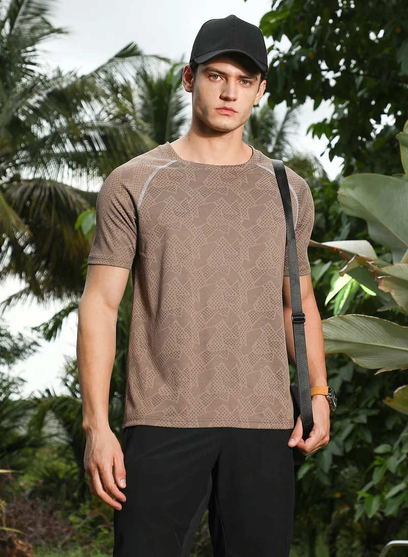 كامبوس سوترا Campus Sutra Men's Mocha Brown Abstract-Imprint Activewear T-Shirt For Casual Wear | Round Neck | Short Regular Sleeves | Pull On Closure | Jersey T-Shirt Crafted With Comfort Fit For Everyday Wear