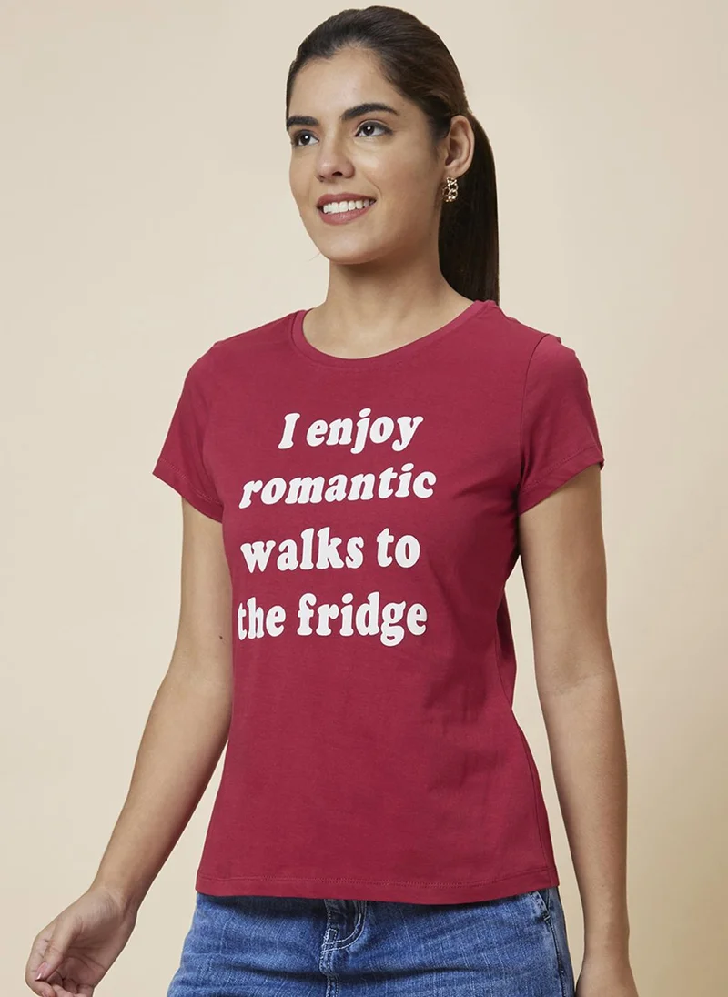 جلو باص تيشيرت قطن نقي برقبة دائرية بطبعة حروف نسائية