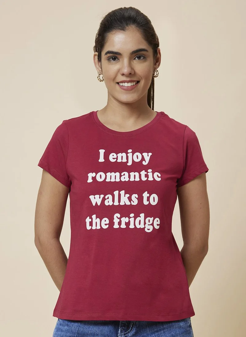 جلو باص تيشيرت قطن نقي برقبة دائرية بطبعة حروف نسائية